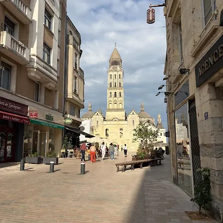 Grand Dans Le Centre Historique Apartment